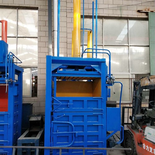 Macchina pressatrice per bottiglie in PET